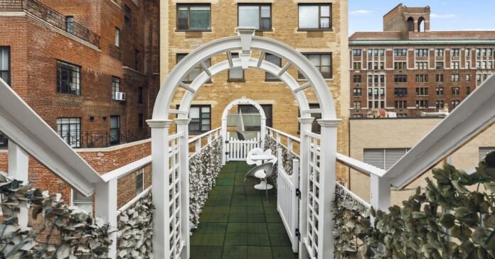 An Apartment Off Park Avenue With a 50-Foot Skybridge