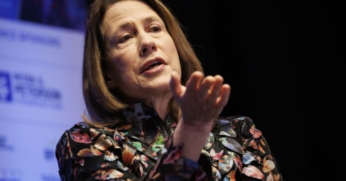 Former FDIC chair fears deregulation could spur new crisis