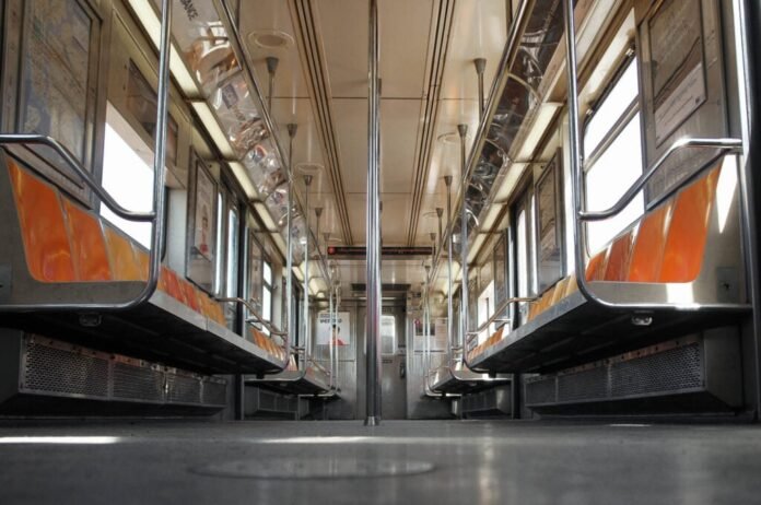 Man punched in face during dispute on southbound N train in Brooklyn