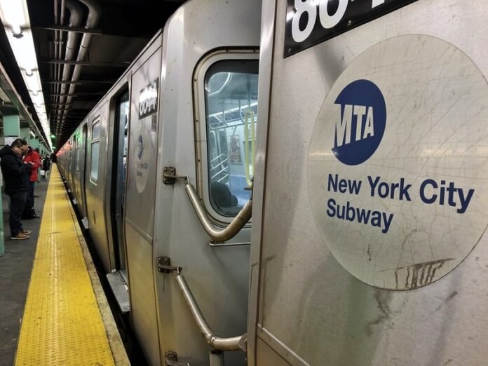 Police investigate two groping incidents on G train in Brooklyn
