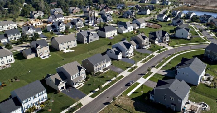 Refinancing, FHA applications increased last week, MBA says
