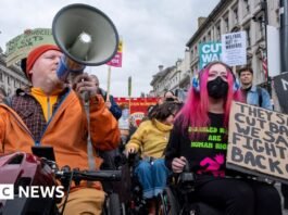 Starmer changes tone in bid to win back Labour MPs